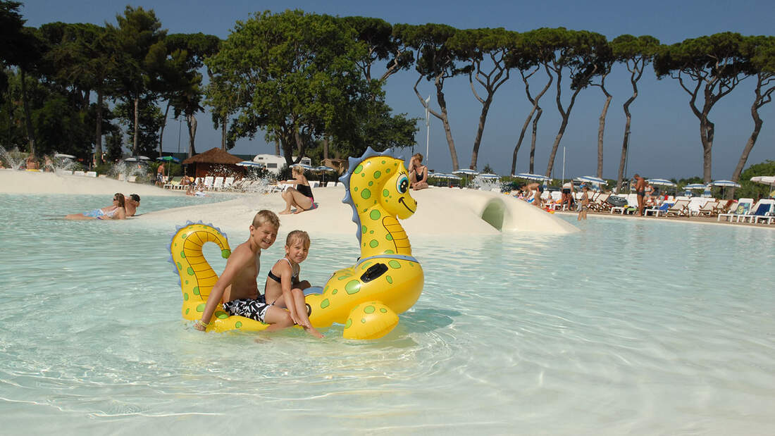 Kinder plantschen im Pool