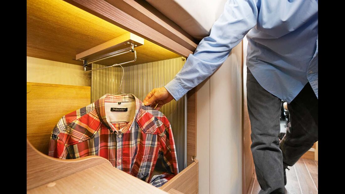 Kleiderschrank unterm Bett zerklüftet und schlecht zugänglich beim Adria Compact