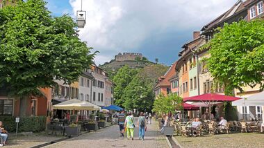 Kleine Orte zum Verlieben: Rechts die Altstadt von Staufen mit Blick auf die Burgruine.