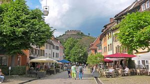 Kleine Orte zum Verlieben: Rechts die Altstadt von Staufen mit Blick auf die Burgruine.