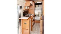 Küche im Dreamer Family Van mit großem Kühlschrank