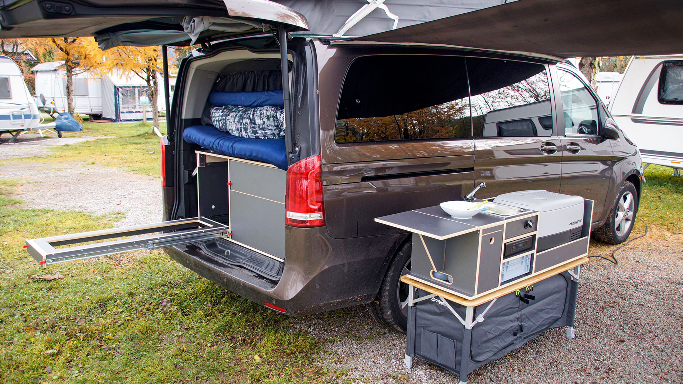 Wie man im jedem Auto schlafen kann - einfache Camper-Ausbau Ideen