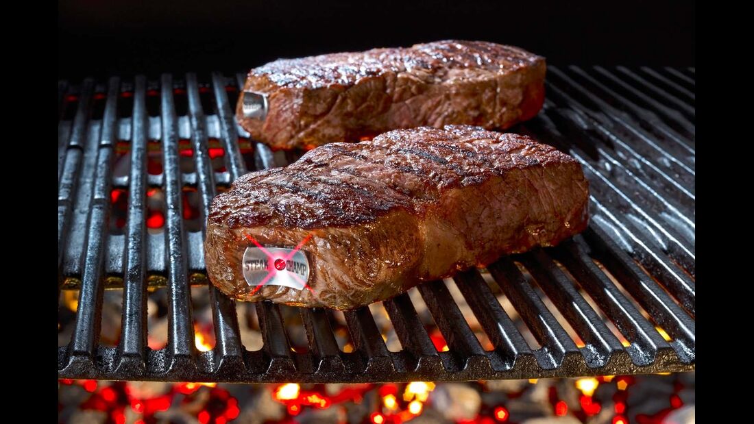 Leuchtstift. Selten sind die Geschmäcker so verschieden wie beim Steak. In welchem Garzustand sich das Fleisch befindet, signalisiert der Steakchamp. Der Edelstahlstift misst die Kerntemperatur des Steaks und blitzt je nach erreichter Garstufe (medium rare, medium oder medium well) in unterschiedlichen Farben auf. Der knapp 45 Euro teure Stift kann bis zu 500 Grad erhitzt werden. Auch bei Fisch oder Entenbrust findet der Steakchamp Verwendung. Info: steakchamp.com