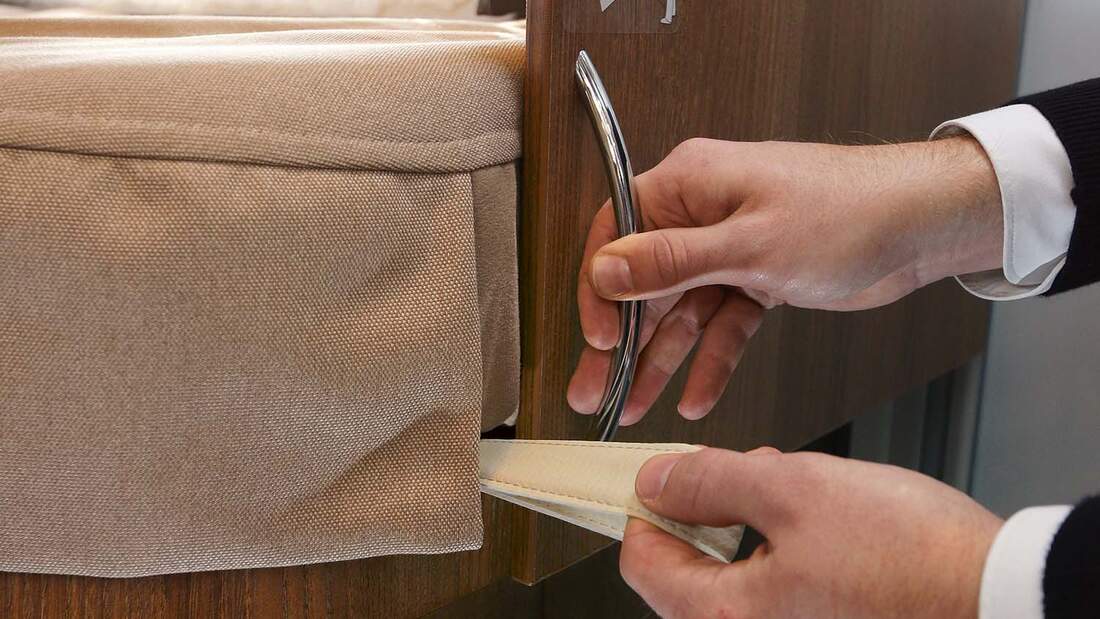 Linkes Einzelbett lässt sich zusammenschieben oder in die Dusche hinein um 30 Zentimeter ausziehen beim Carthago C-Tourer I 144 LE Epic