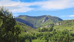 Lourdes liegt eingebettet  zwischen Tälern und Bergrücken.