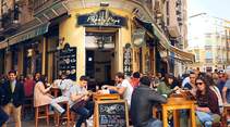 Malaga: Mittags und abends herrscht in der Altstadt großer Andrang auf die Tapasbars.