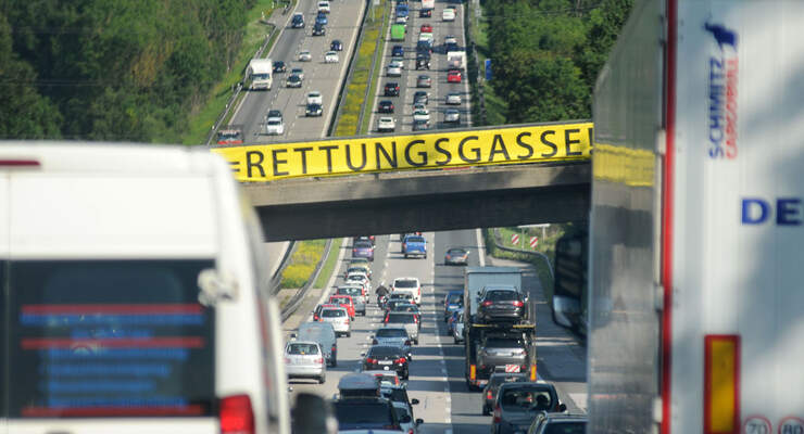 Mit Beginn der Sommerferien wird es besonders auf den Straßen Richtung Süden wieder sehr eng. Alle wollen in den Urlaub. Beim Chrash, sind dann nicht nur zwei sondern mehrere Fahrzeuge betroffen.