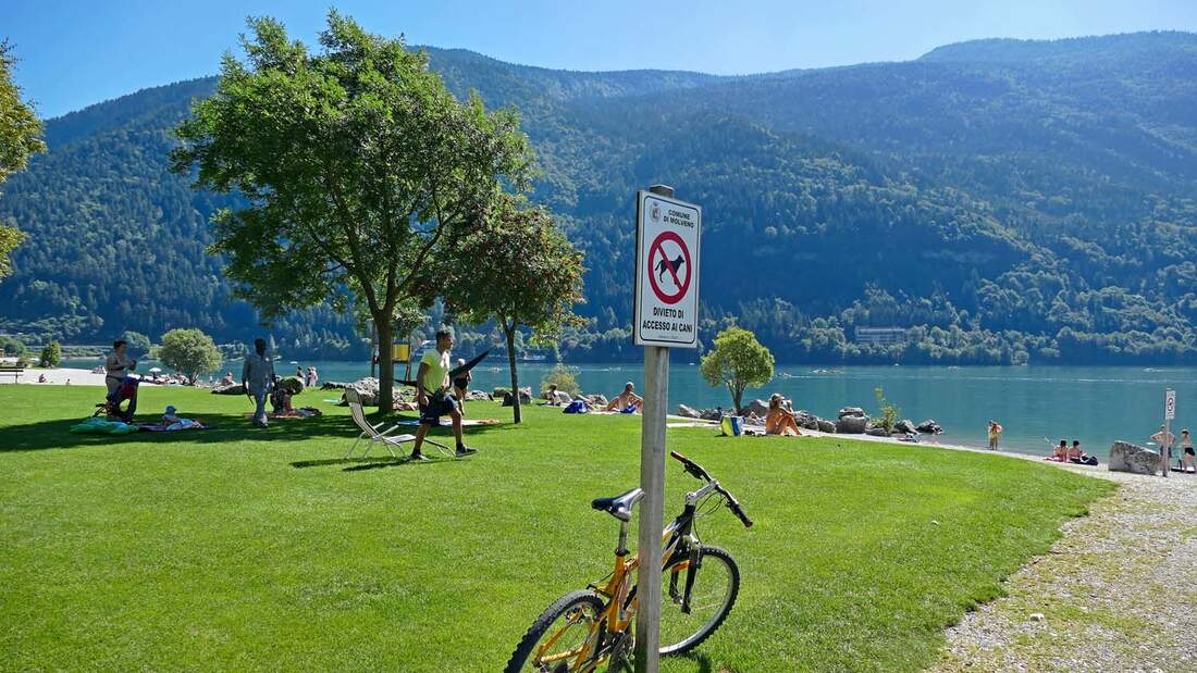 Mit dem Fahrrad grüne Ufer entlangradeln, an großen und kleinen Stränden in der Sonne relaxen oder im Wasser planschen