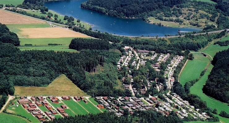 Mitten im Grünen gelegen bietet die Anlage nach Ansicht der Betreiber ein einmaliges Spektrum an Stellplätzen