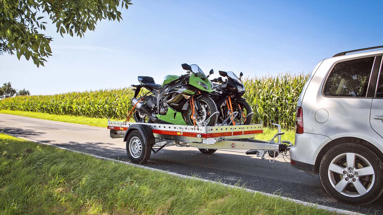 4 Campingbus-Anhänger für Motorräder im Überblick