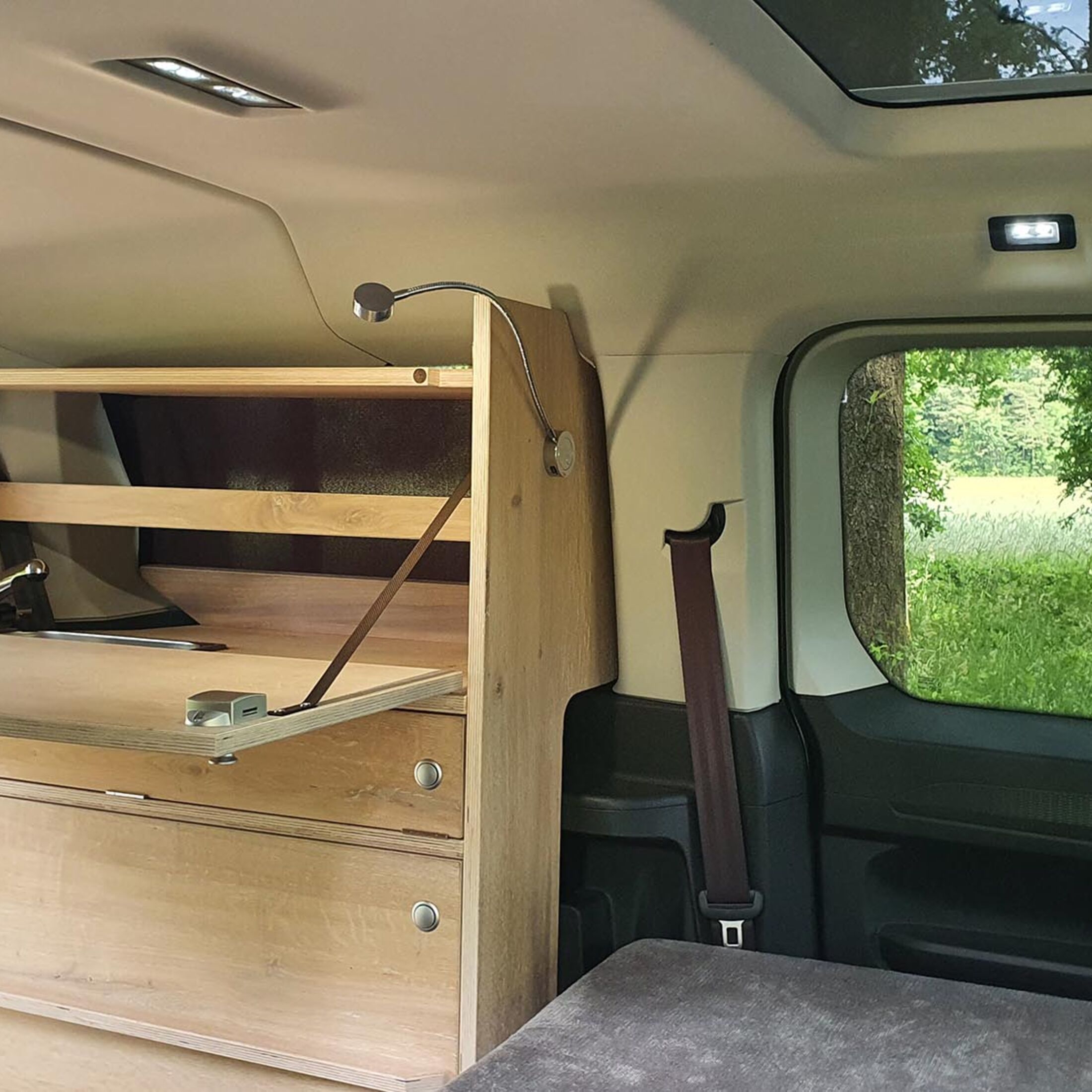 Natürliche Reisemobile: VW Caddy mit Möbelmodul als Mini-Camper