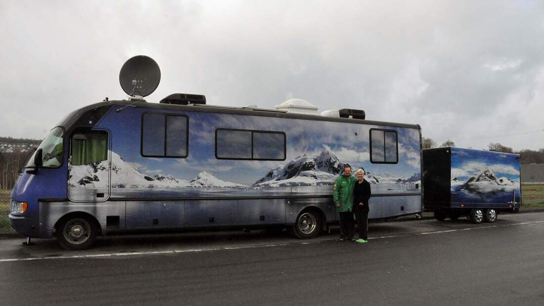 Paar mit Wohnmobil