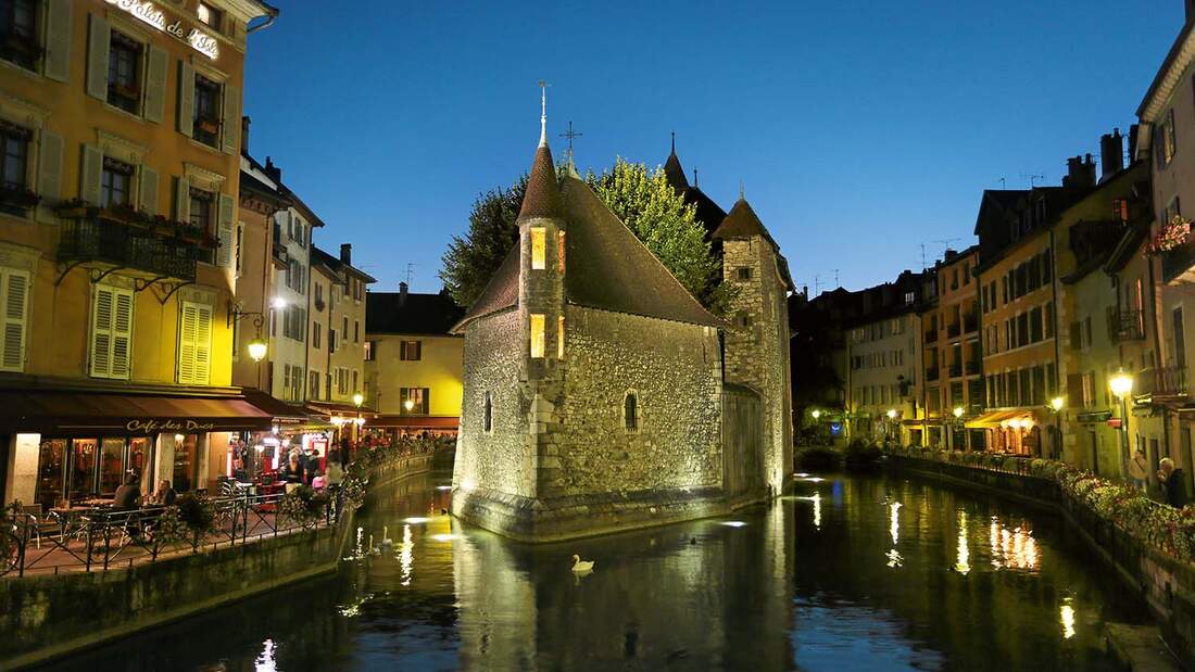 Palais de l’Isle in Annecy am Ufer des Thiou