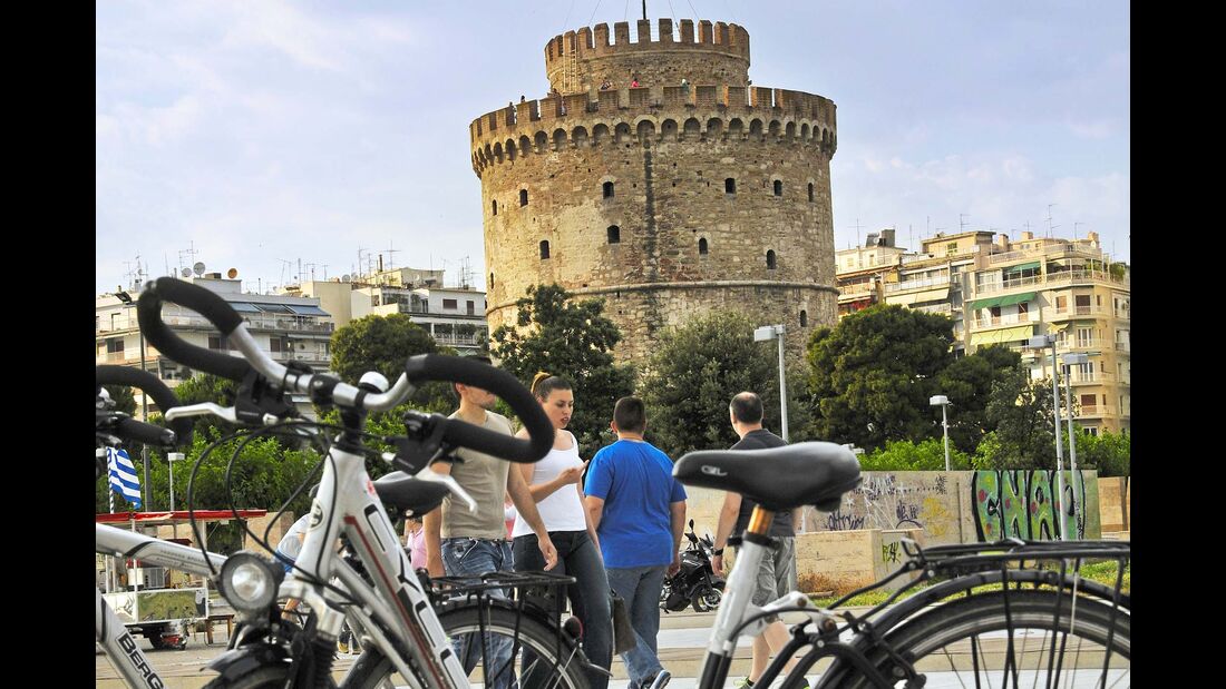 Per Fahrrad durch Thessaloniki: Der „Weiße Turm“ ist das Wahrzeichen der Stadt.