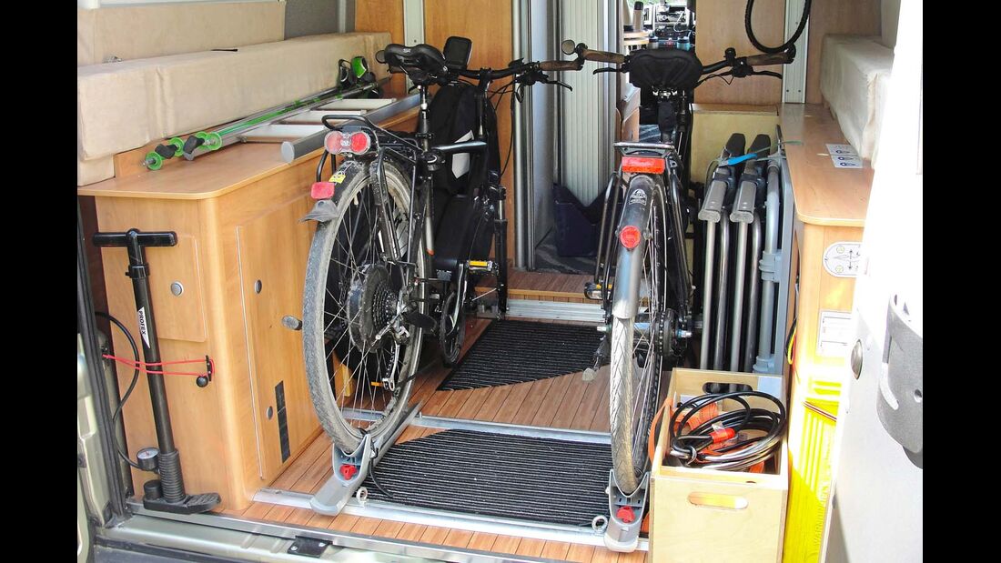 Perfekte Garage für den Fahrradtransport, hier mit entsprechenden Bodenhalterungen.
