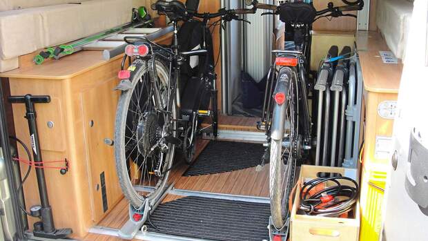 Perfekte Garage für den Fahrradtransport, hier mit entsprechenden Bodenhalterungen.