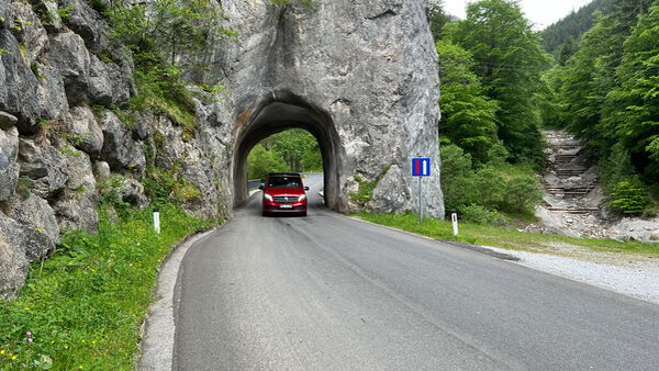 Pössl Campstar Dauertester, fährt durch einen Tunnel