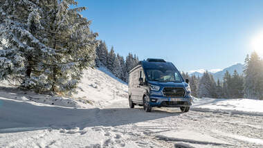 Premiere Carado Campingbus Totale von vorne links