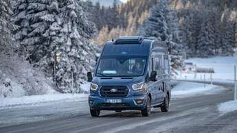 Premiere Carado Campingbus Totale von vorne rechts