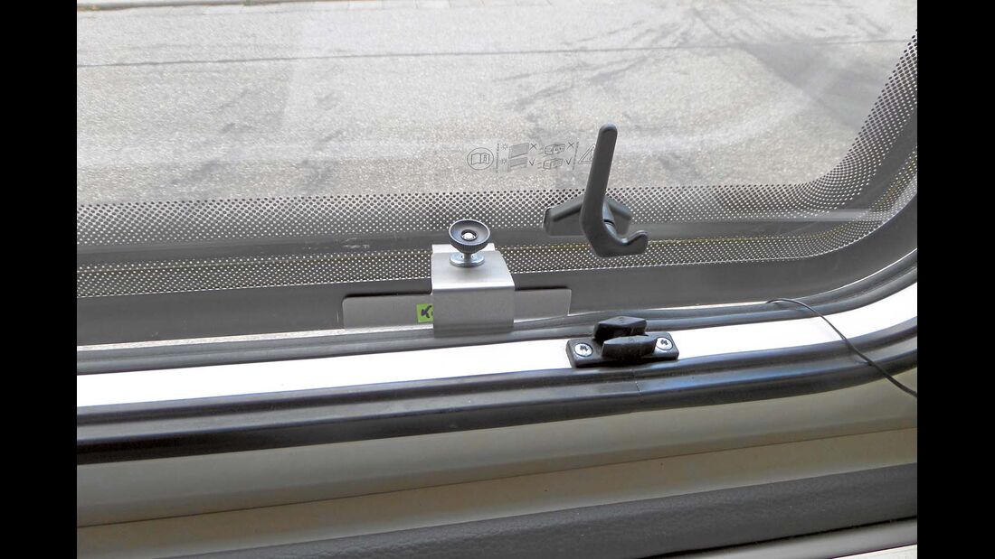 Profile für vorgehängte Fenster werden über den Scheibenrand gestülpt und innen per Schraube und Klemmung befestigt.