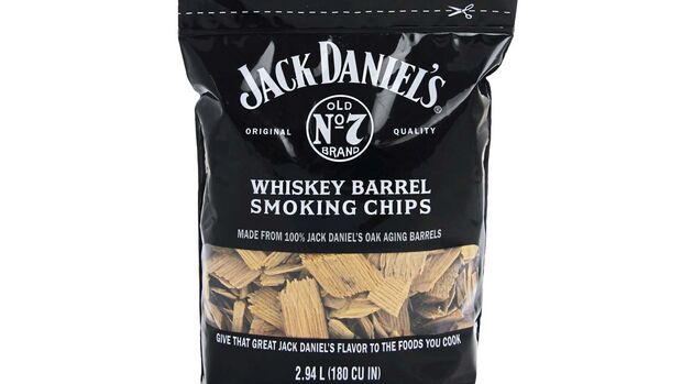 Räucherwerk. Die Smoking Chips von Jack Daniel’s verleihen dem Grillgut ein Whiskey-Aroma. Die in Wasser getränkten Chips einfach in den Gas- oder Kohlegrill streuen. Preis: 14 Euro für knapp drei Kilogramm.