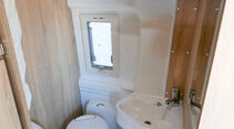Relativ großes Bad mit integrierter Dusche, WC-Fenster optional.