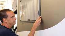 Sämtliche Durchbrüche in der Reisemobilwand, wie Fenster und Türen, sind potenzielle Einfalltore für Feuchtigkeit und müssen überprüft werden.