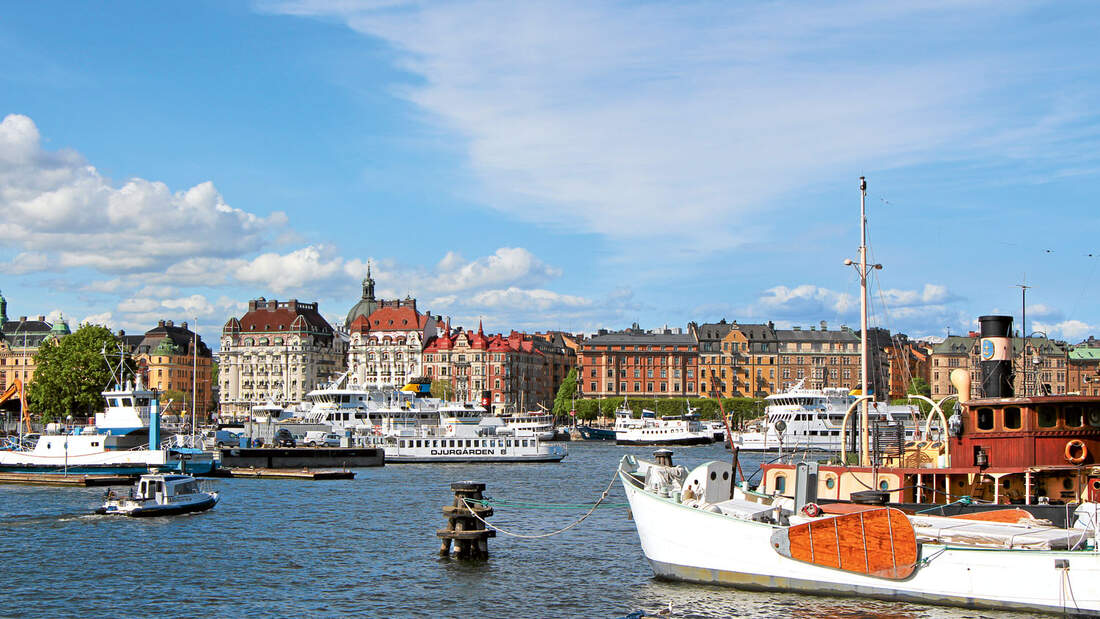 Schärendampfer im Zentrum von Stockholm, dahinter die Prachtstraße Strandvägen.