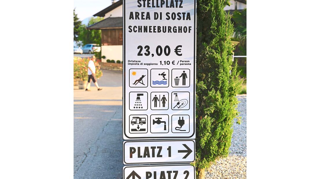 Schild des Stellplatzes Schneeburghof mit allen wichtigen Informationen
