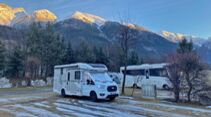 Schnee auf Campingplatz, Wintercamping