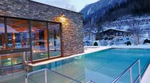 Schwimmbad und Sauna-Haus des Alpencamping Nenzing.