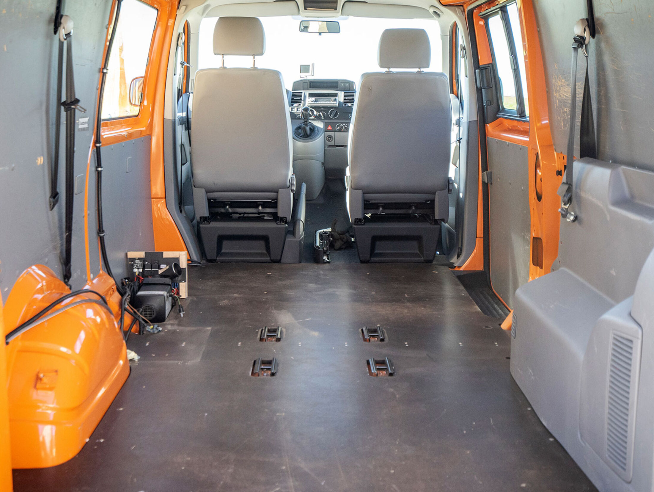 Selbstausbau-Serie VW T5 Camper: Isolierung und Möbel