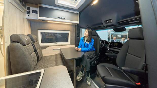 Sitzgruppe, Campervan, Innenausbau, Frau, Fahrersitz, drehbare Sitze