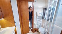 Solide Schiebetüren trennen das Bad mit seiner Keramik-Toilette zu beiden Seiten ab.