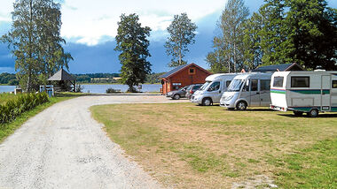 Stellplaetze in einem Resort mitten in Schwedens Natur.