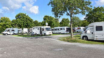 Stellplatz, Caravans, Wohnmobile, BŠume, Rasen