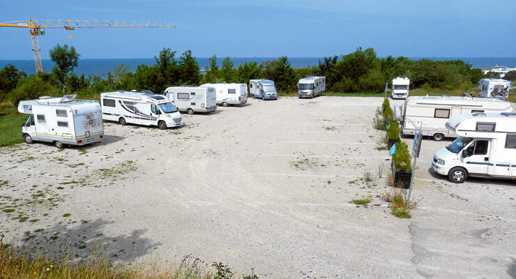 Stellplatz neben Fährhafen auf Gotland