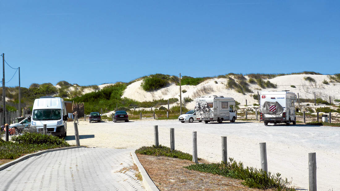 Stellplatz windgeschützt hinter Dünen