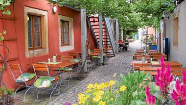 Straße Altkötzschenbroda in Radebeuls mit vielen Lokalen