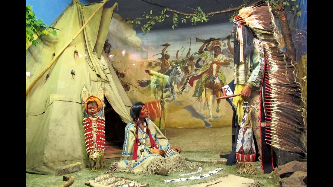 Szenerie in der Villa Bärenfett mit Exponaten aus der Welt nordamerikanischer Indianer.