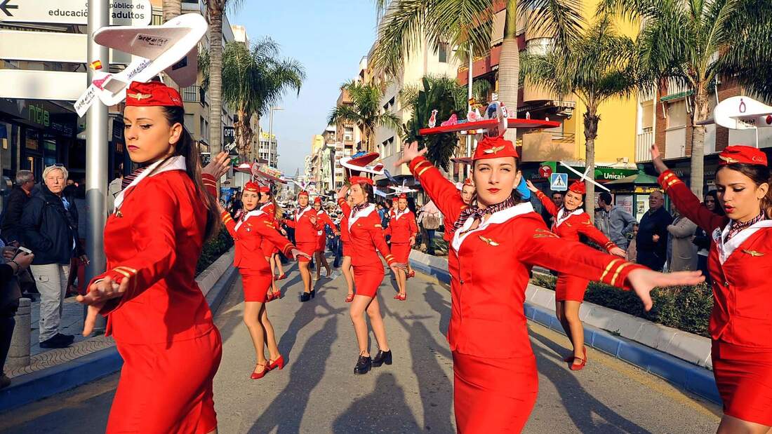Torre del Mar: Der Karneval ist der erste touristische Höhepunkt der Saison. Der große Straßenumzug wird vor allem von vielen, schön herausgeputzten Fußgruppen bestritten.