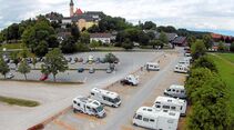Überblick: Der Reisemobilstellplatz wurde am Ende des großen Besucherparkplatzes abgeteilt und parzelliert.