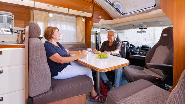 Um die einzelne Standsäule des Tischs bleibt viel Beinfreiheit. Das Dachfenster über dem Fahrerhaus kostet 1249 Euro extra.