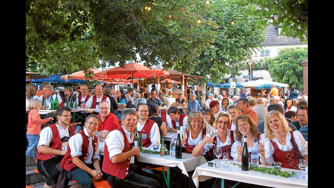 Unter Platanen auf dem Marktplatz der Altstadt lockt das Rüdesheimer Weinfest.