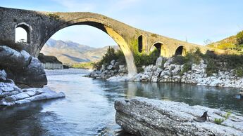 Ura e Mesit bei Shko der, der bedeutendste osmanische Brückenbau in Albanien.