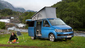 VW California Coast mit aufgespanntem Dachbett