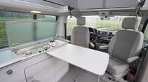 VW California mit längs eingebautem Möbelmodul