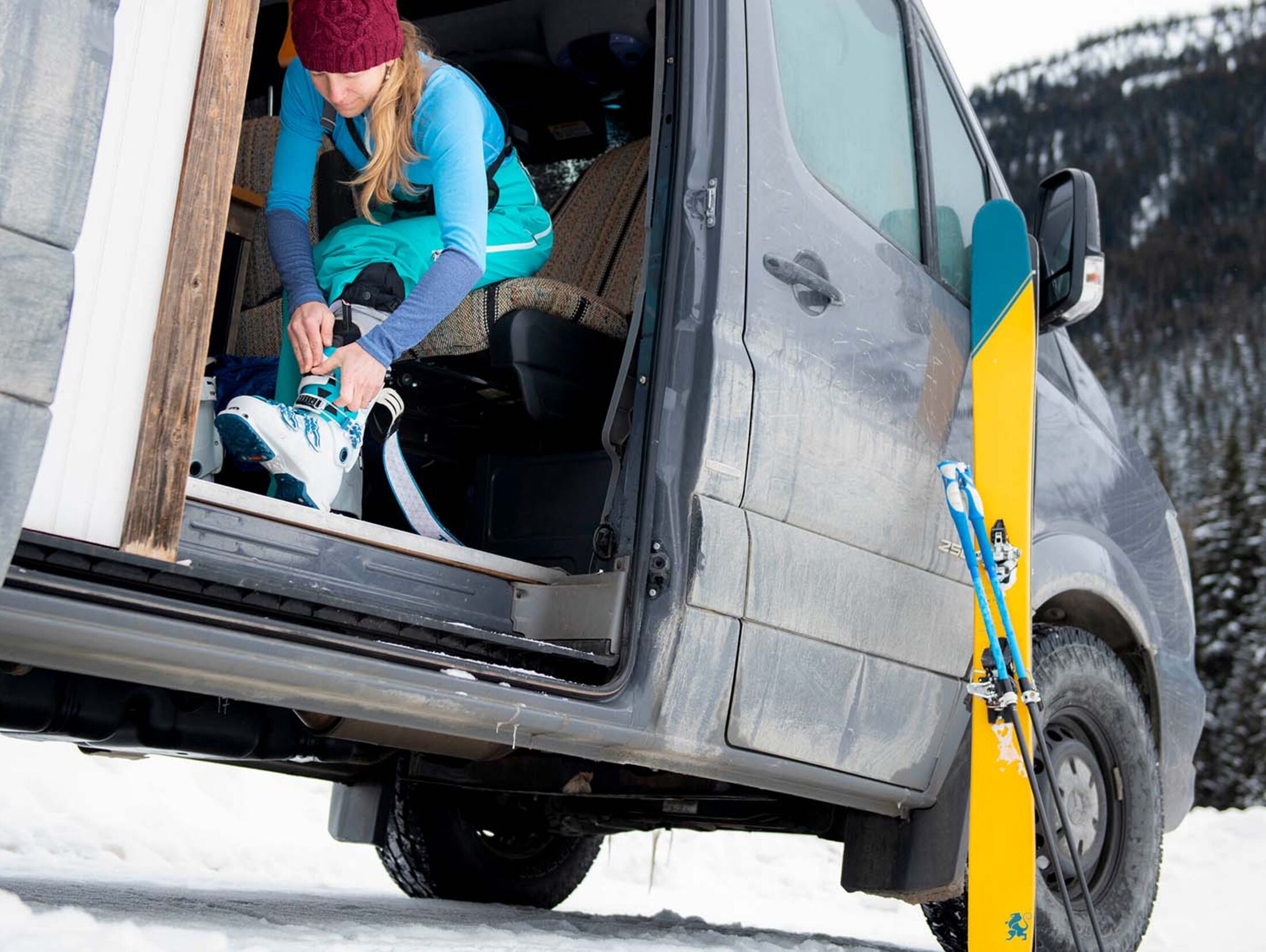 Skier und Wintersport-Gear im Campingbus verstauen