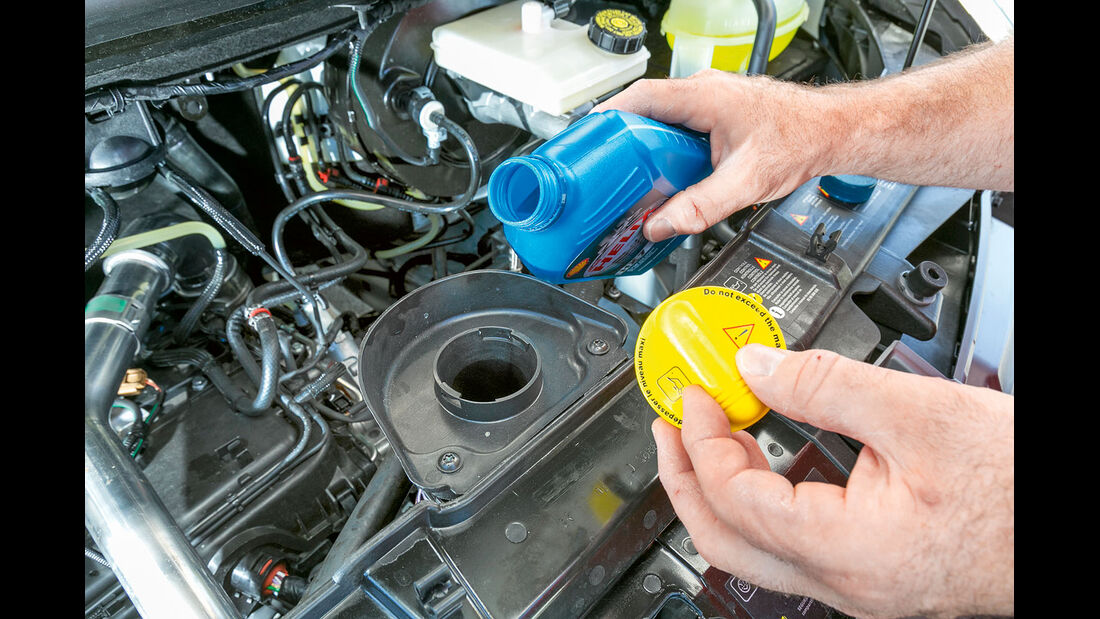 Vergleichstest, Basisfahrzeuge, Servicefreundlichkeit: Renault-Öleinfüllstutzen