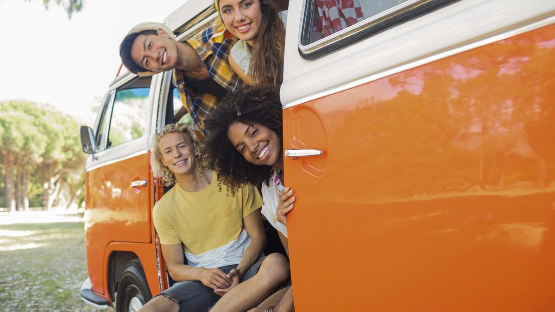 Vier junge Erwachsene in einem alte Campingbus